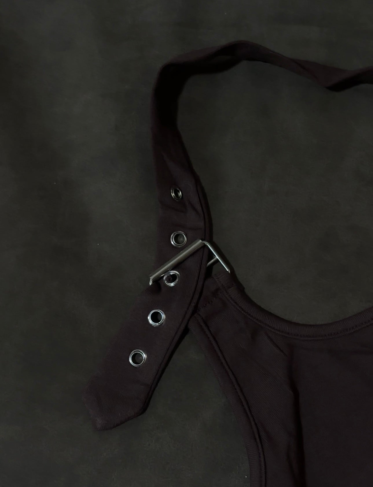 HALTER BUCKLE TOP