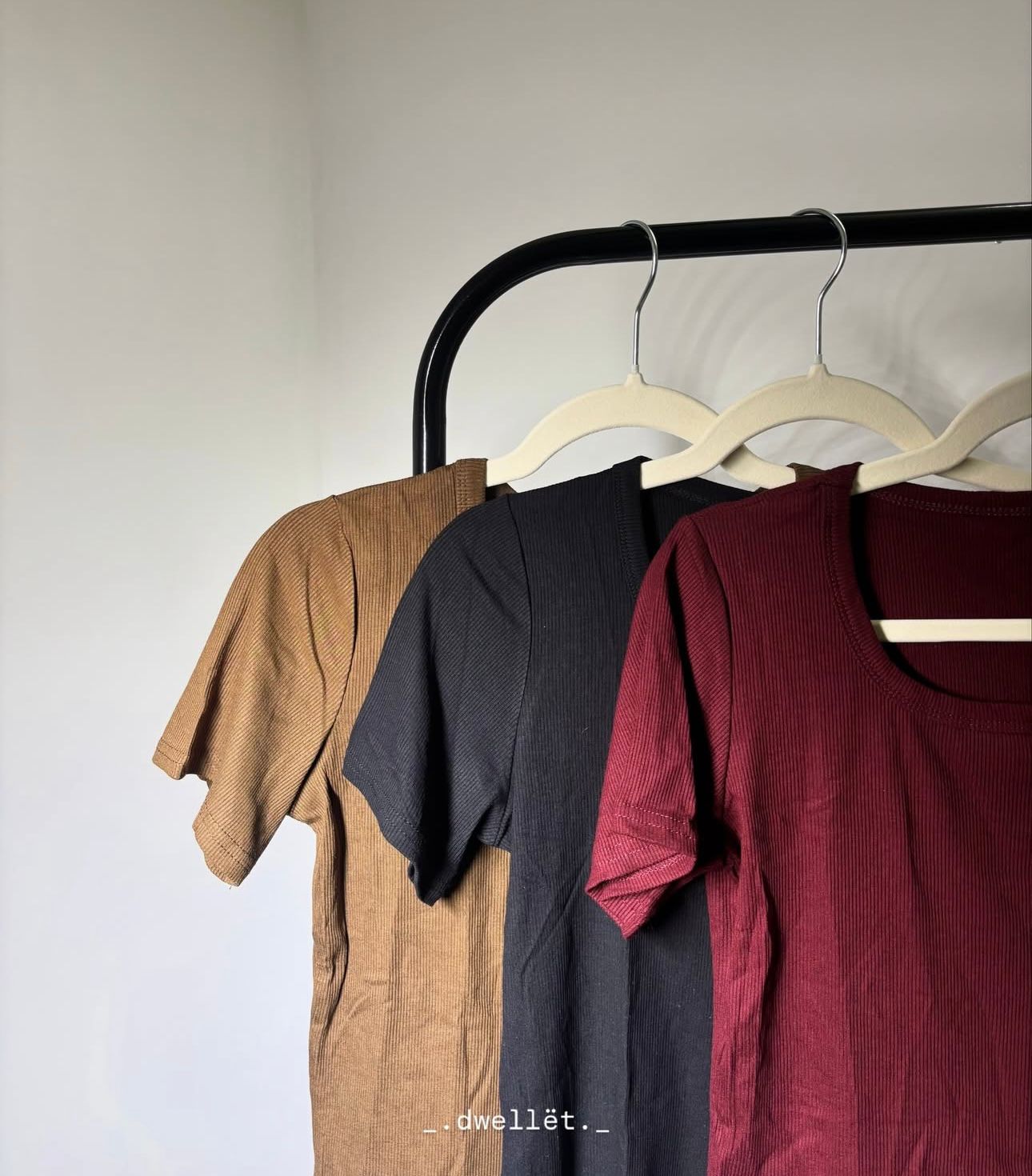 RIBBED WIDE U TOP