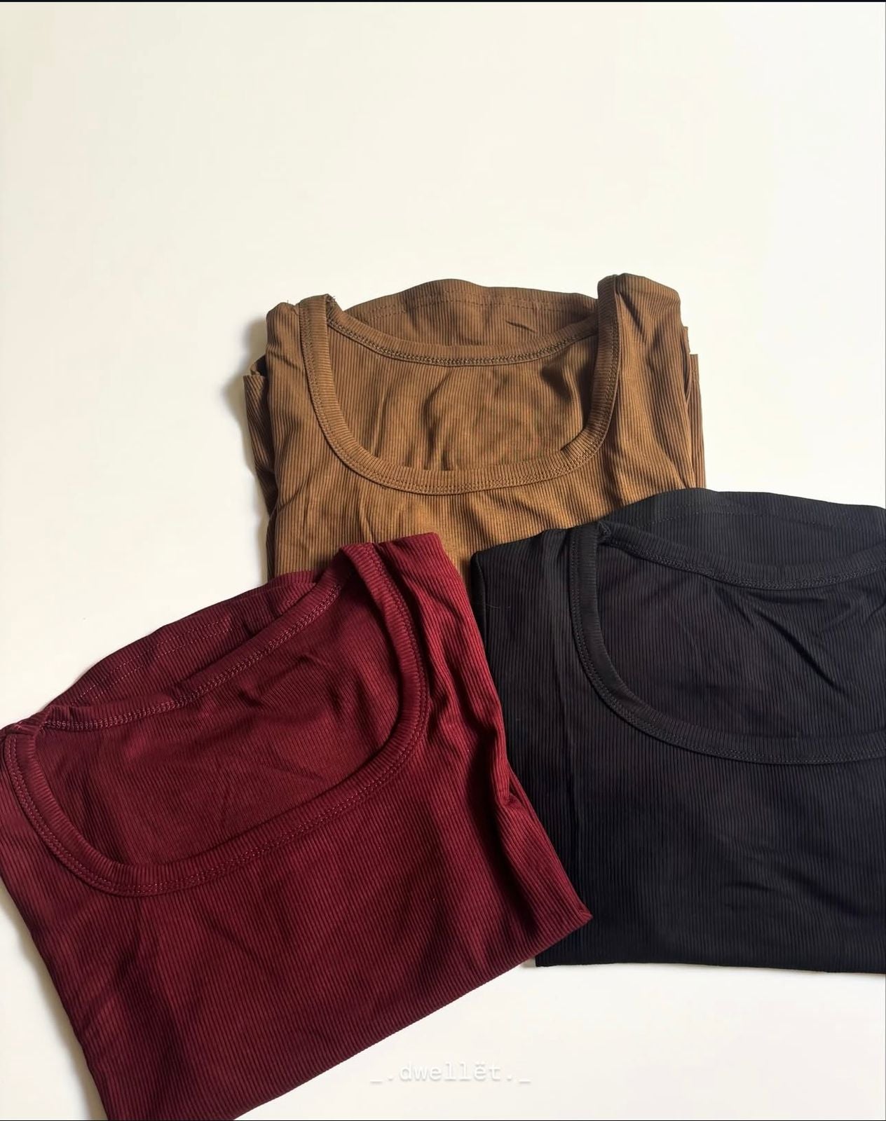 RIBBED WIDE U TOP